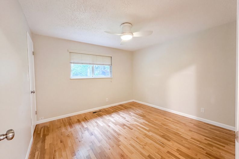 Photo 4 of 25 of 10401 NE 130th St, Kirkland, WA