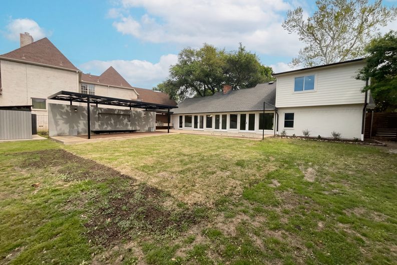 Photo 5 of 24 of 7121 Winding Creek Rd, Dallas, TX
