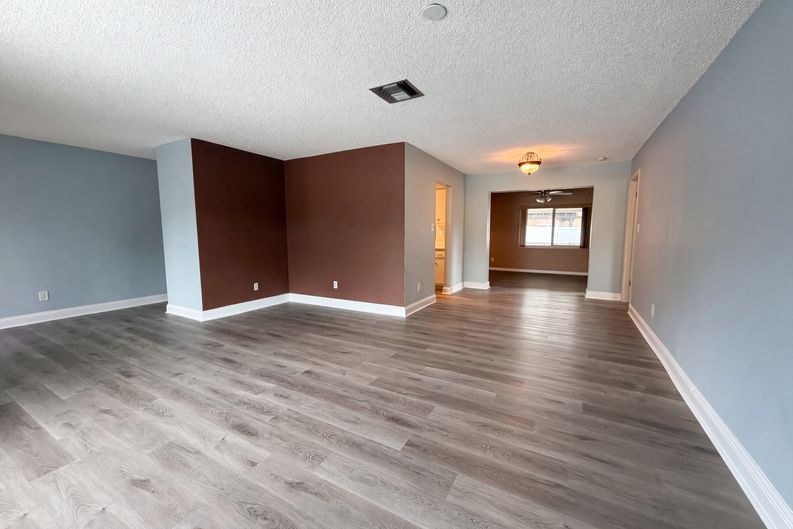 Photo 7 of 21 of 9605 NW 81st St, Tamarac, FL
