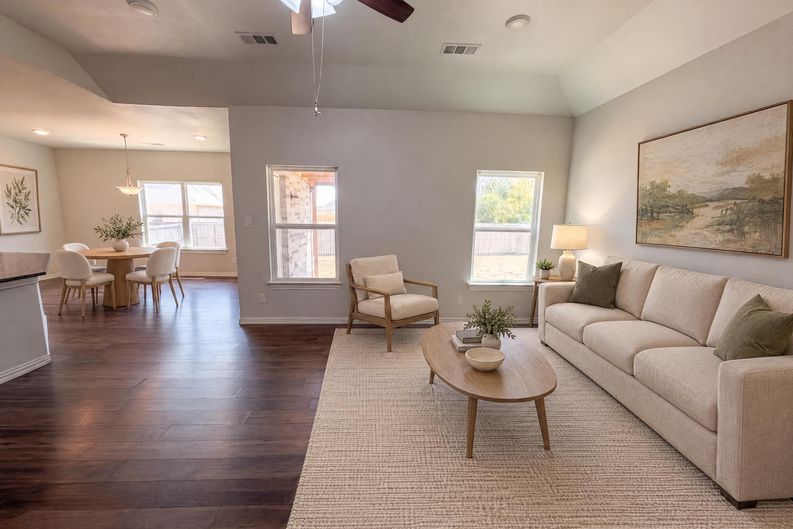 Photo 3 of 17 of 301 E Jefferson St, Palmer, TX