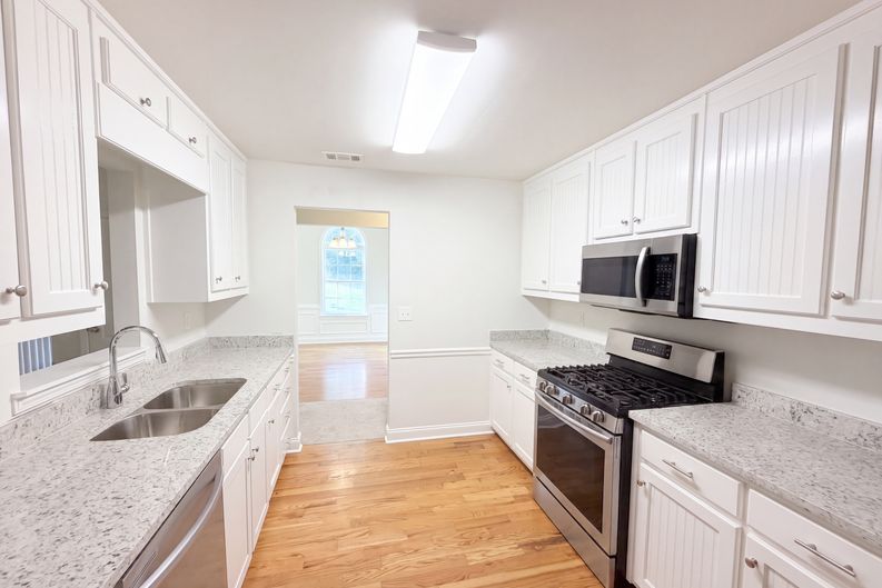 Photo 9 of 27 of 1412 White Oak Trce, Loganville, GA
