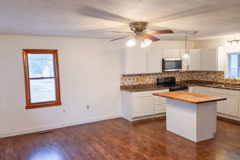 Photo 6 of 19 of 22182 County Road 288, Pittsburg, MO