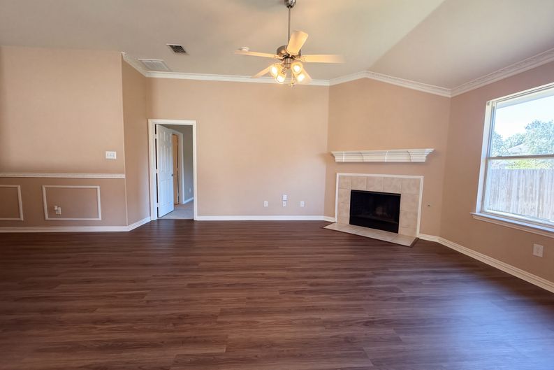Photo 7 of 21 of 5327 Lake Gardens Dr, Grand Prairie, TX