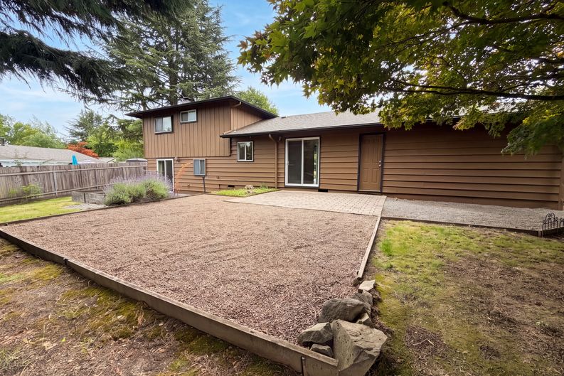 Photo 5 of 22 of 11530 SW Tigard Dr, Portland, OR
