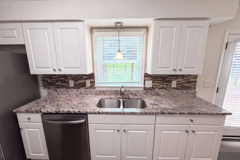 Photo 18 of 24 of 6735 Carmel Hills Dr, Charlotte, NC