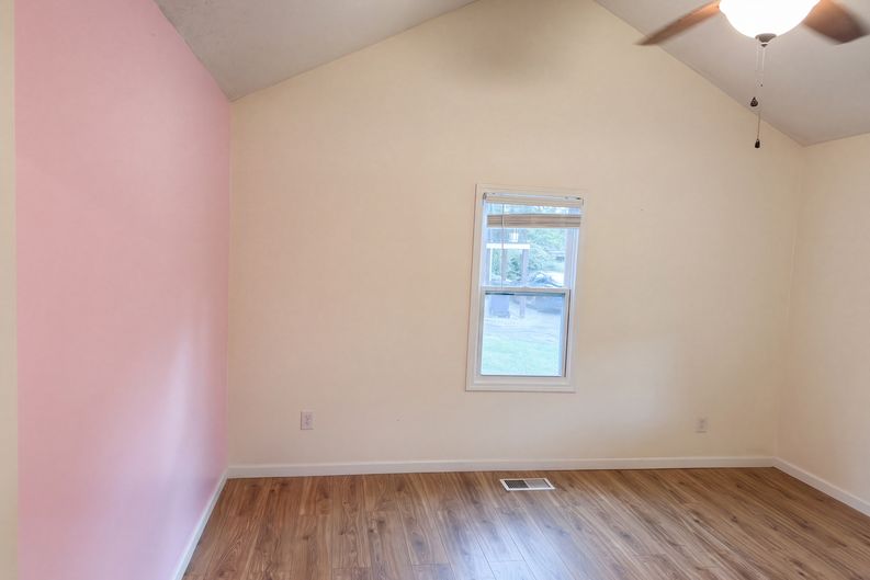 Photo 4 of 13 of 2111 Bernhurst Dr, Knoxville, TN