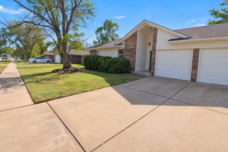 Photo 30 of 33 of 2120 Lazy Brook Trl, Edmond, OK