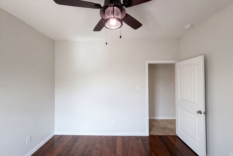 Photo 14 of 20 of 709 Ravenwood Dr, Saginaw, TX
