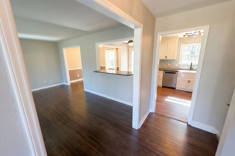 Photo 6 of 31 of 7700 Meadowdale Ln, Charlotte, NC