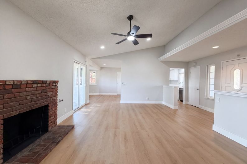Photo 7 of 21 of 40733 176th St E, Lancaster, CA