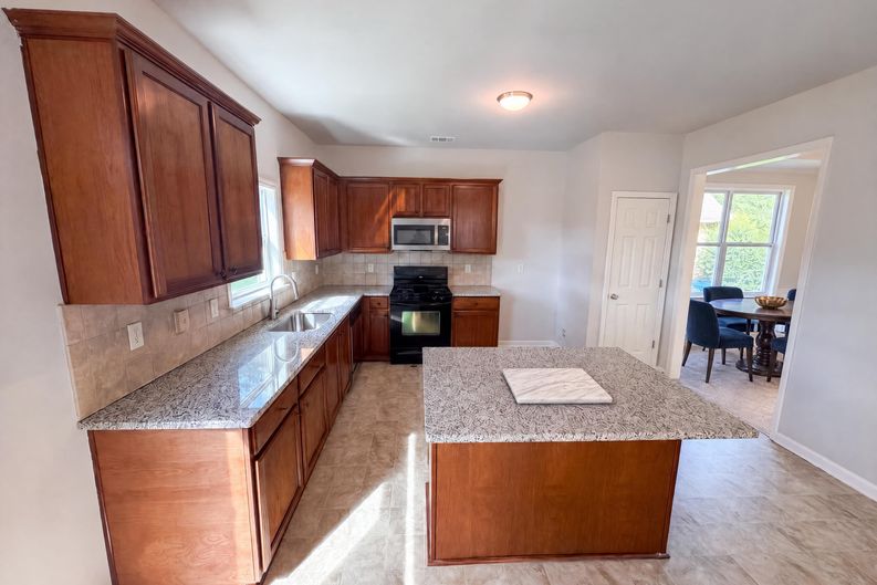 Photo 7 of 23 of 7328 Toccoa Cir, Union City, GA