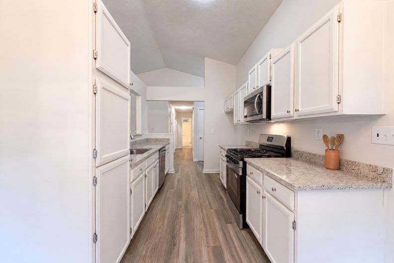 Photo 10 of 22 of 5857 Mistyview Dr, Rex, GA