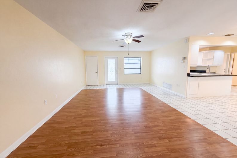 Photo 8 of 40 of 1301 Lucaya Ave, Venice, FL