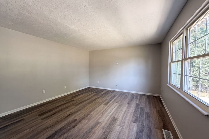 Photo 5 of 38 of 6363 Sandric Ln, Liberty Township, OH