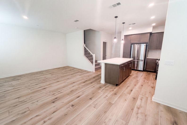 Photo 3 of 21 of 573 Winchester Dr, Oxnard, CA