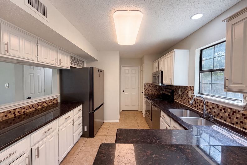 Photo 10 of 27 of 4300 Windwillow Ct, Fort Worth, TX