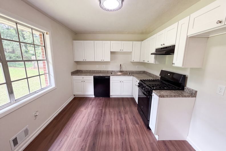 Photo 6 of 19 of 1375 NW South Hicks Cir, Conyers, GA