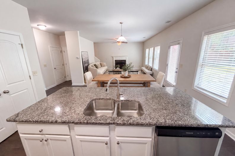 Photo 12 of 41 of 821 Walnut Woods Dr, Braselton, GA