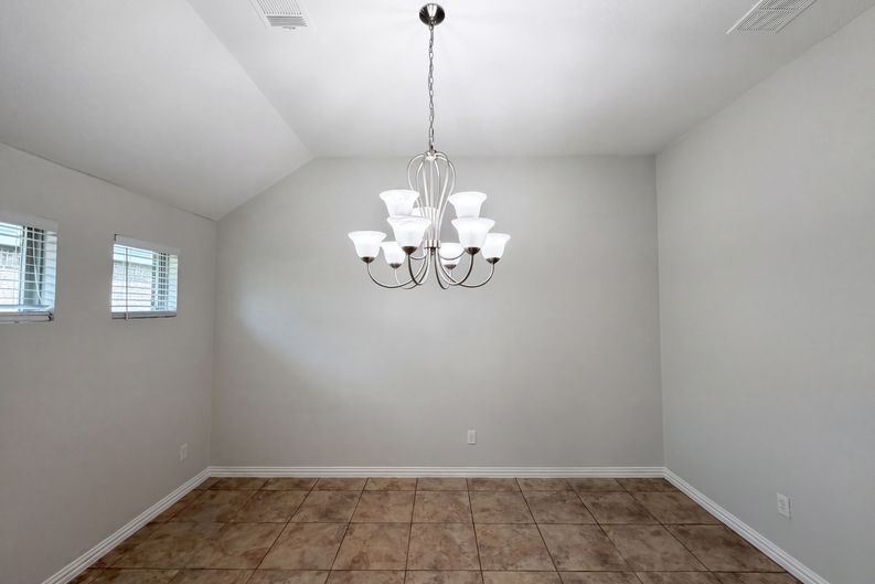 Photo 10 of 20 of 709 Ravenwood Dr, Saginaw, TX