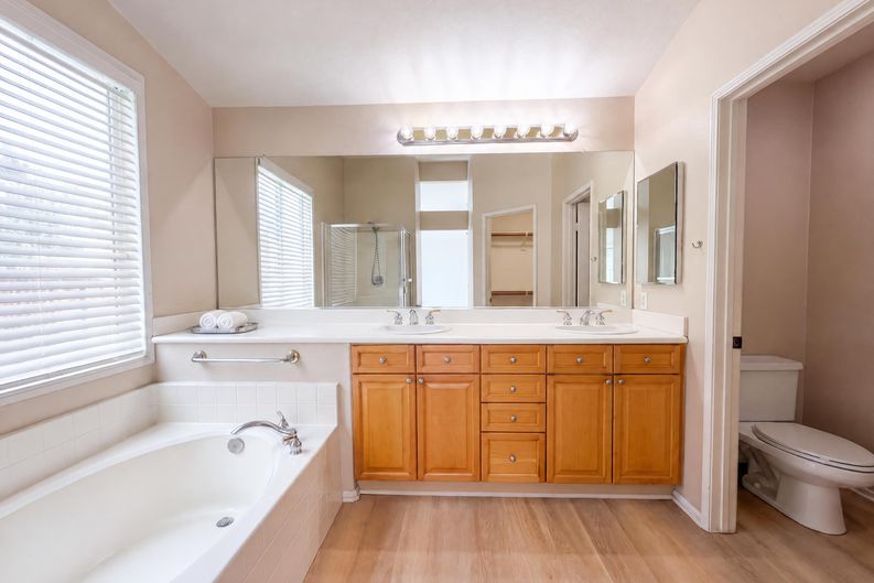 Photo 18 of 30 of 23608 Ashwood Pl, Valencia, CA