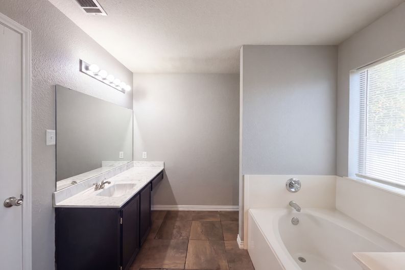 Photo 13 of 21 of 4609 Oxford Dr, Killeen, TX