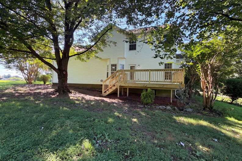 Photo 5 of 28 of 2120 Spring Lake Dr, Spring Hill, TN