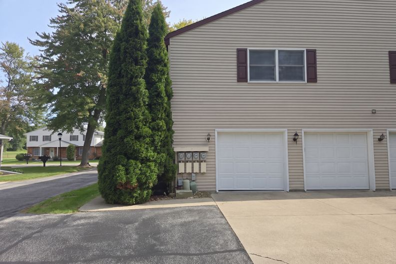 Photo 5 of 25 of 3727 Ramblewood Dr, Port Huron, MI