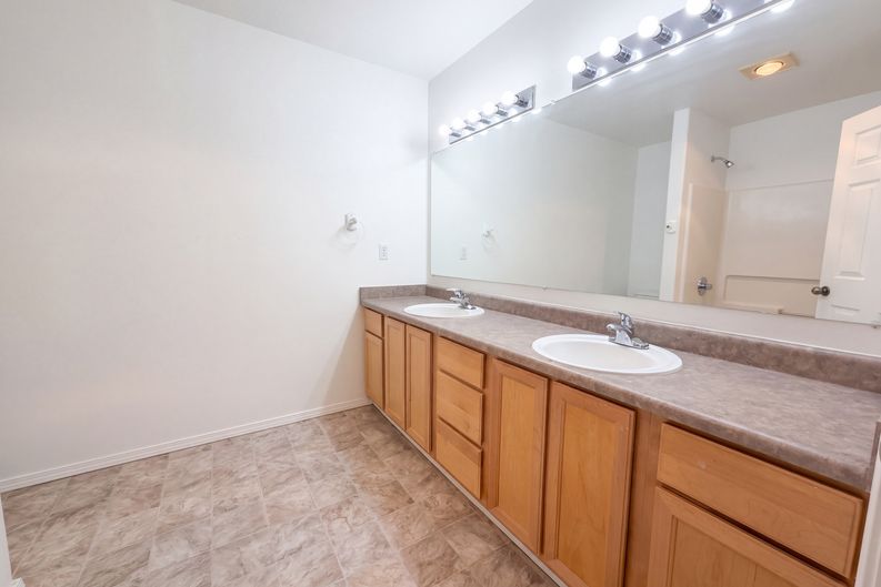 Photo 10 of 26 of 546 NE Knott St, Portland, OR