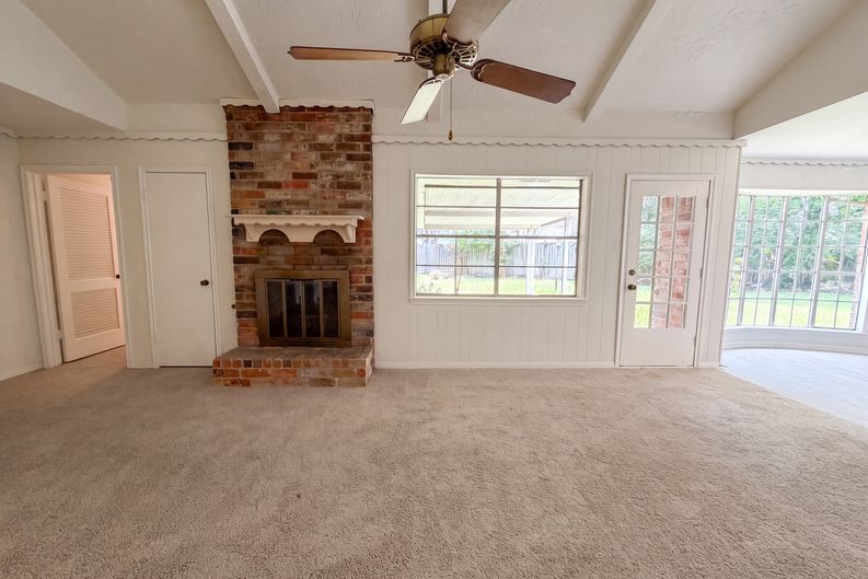 Photo 9 of 22 of 16338 Hollow Wood Dr, Houston, TX