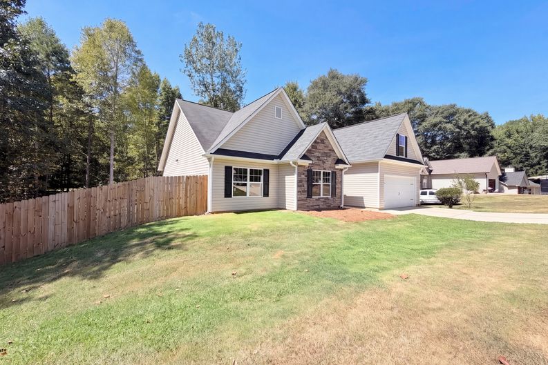 Photo 7 of 20 of 249 Clearwater Dr, Monroe, GA