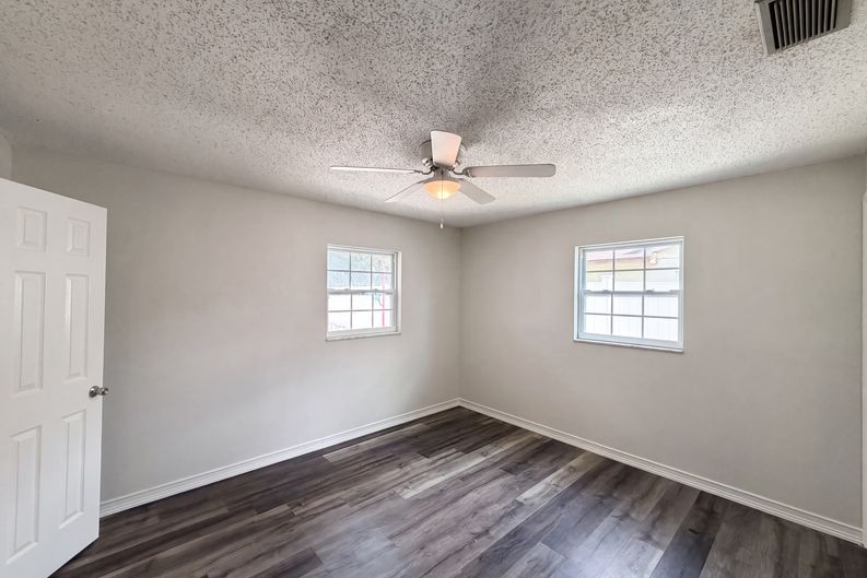 Photo 4 of 18 of 1823 Lori Ln W, Lakeland, FL