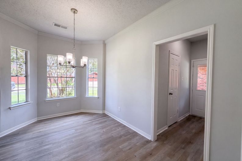 Photo 7 of 23 of 1102 Londonderry Ave, Friendswood, TX
