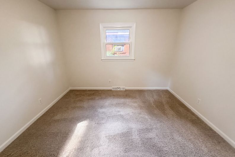 Photo 4 of 18 of 509 Greenbriar Rd, Greensboro, NC