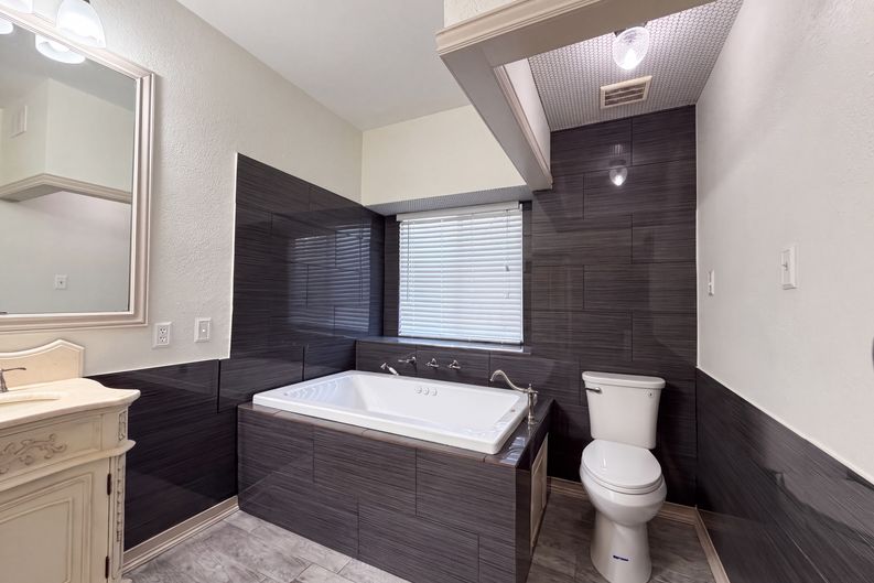 Photo 18 of 22 of 6315 Meadow Glen Dr, Arlington, TX