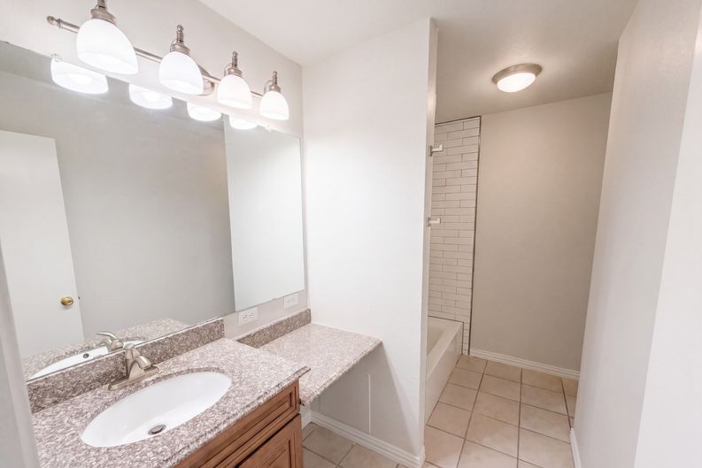 Photo 12 of 27 of 2711 Vistaview Dr, Corinth, TX