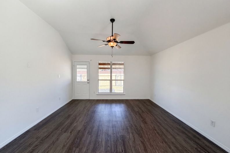 Photo 3 of 19 of 105 Kings Way Dr, Rhome, TX