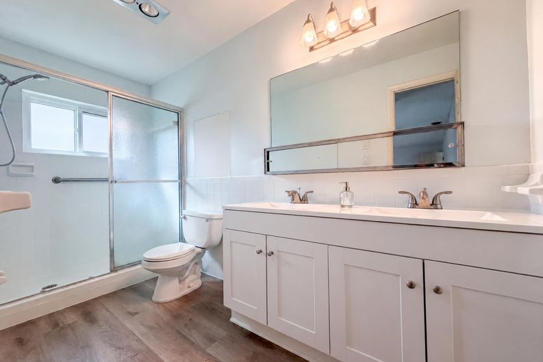 Photo 13 of 21 of 9605 NW 81st St, Tamarac, FL