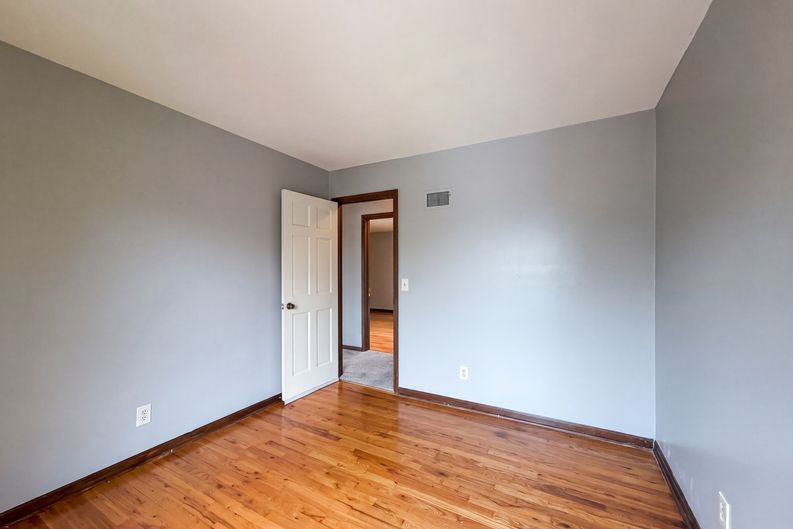 Photo 10 of 27 of 6916 N Overland Dr, Kansas City, MO