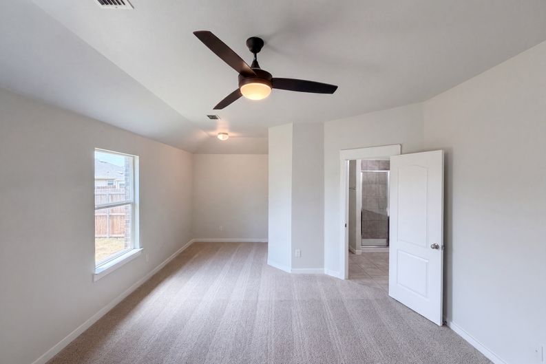 Photo 4 of 23 of 8956 Devonshire Dr, Fort Worth, TX