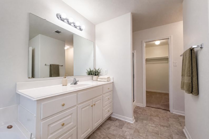 Photo 11 of 23 of 16331 Long Valley Ct, Conroe, TX