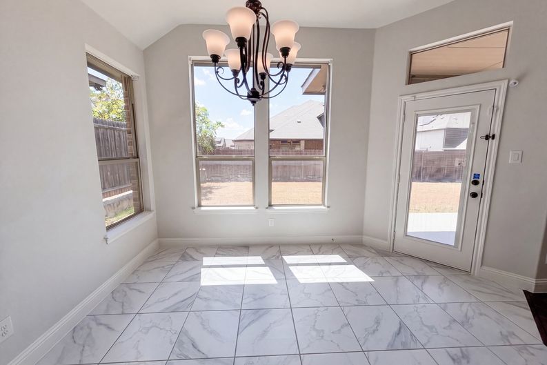 Photo 7 of 20 of 130 Red Pine Dr, Red Oak, TX
