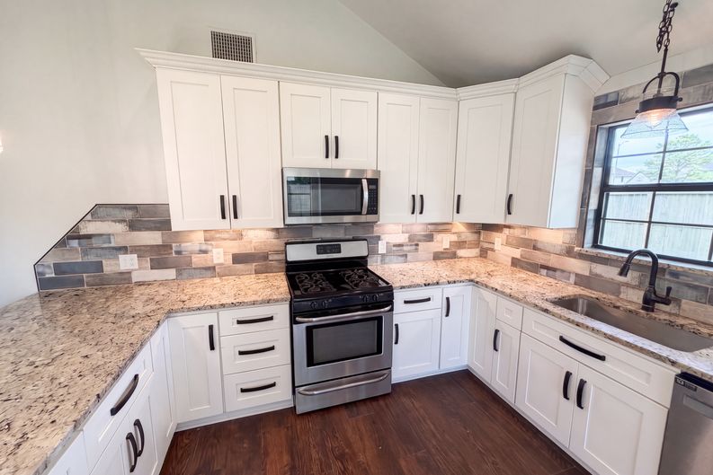 Photo 7 of 18 of 10942 Collingswood Dr, La Porte, TX