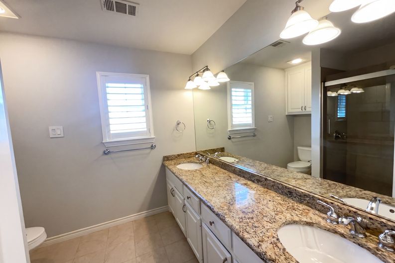 Photo 7 of 19 of 2400 Creekview Dr, Plano, TX