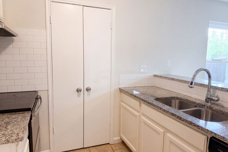 Photo 14 of 23 of 832 Brockden Dr, Mesquite, TX