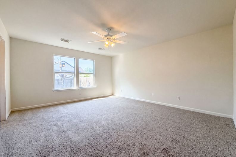 Photo 4 of 16 of 1620 Sunview Cir, New Braunfels, TX