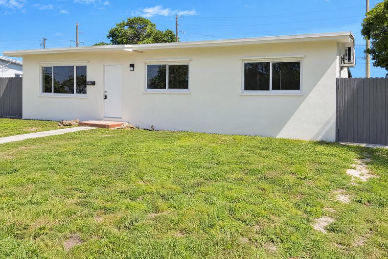 Photo 15 of 17 of 18105 NW 7th Ct, Miami, FL