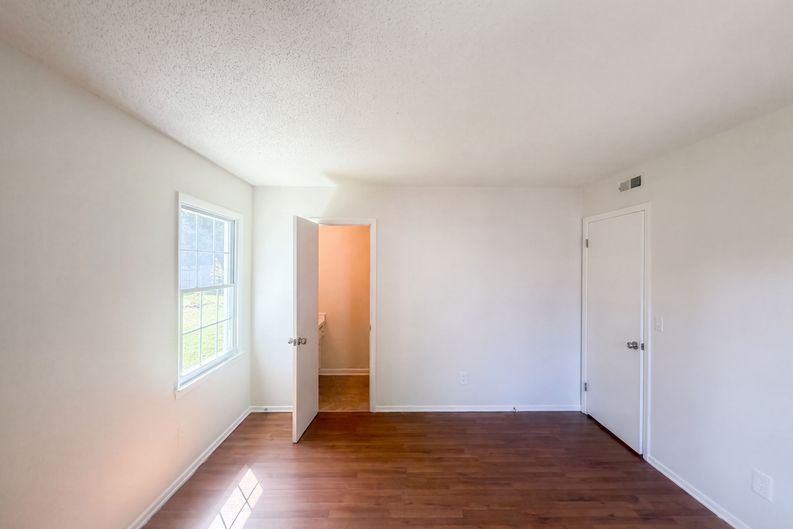 Photo 15 of 19 of 2605 Lamroc Rd, Greensboro, NC