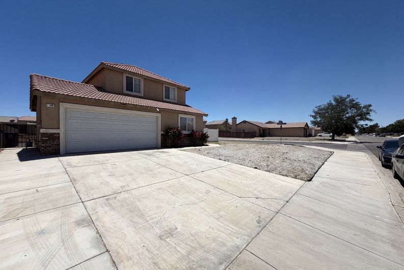 Photo 33 of 36 of 11401 Villa St, Adelanto, CA