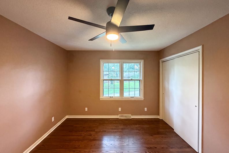 Photo 7 of 23 of 4321 NW Briarcliff Ln, Kansas City, MO