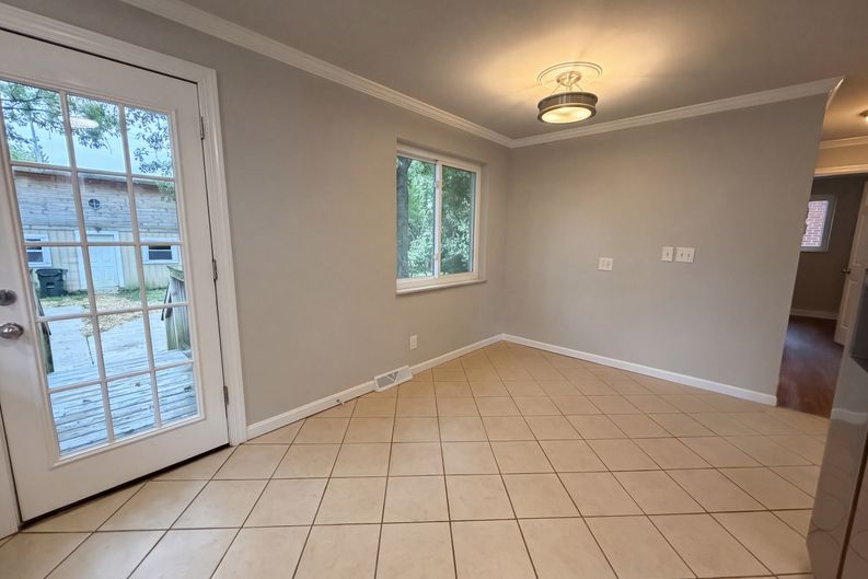 Photo 7 of 21 of 9122 Neil Dr, Cincinnati, OH